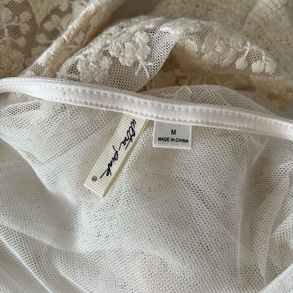 UltraFlirt ivory mesh long bell sleeve top with scalloped embroidered trim sz M - Picture 6 of 7